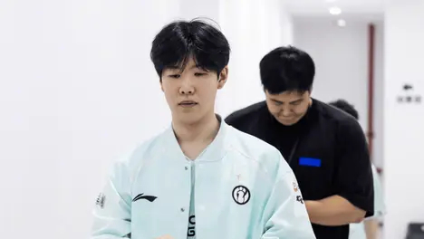 英雄联盟S15全球总决赛：职业选手手部劳损与腱鞘炎频发，电竞选手健康问题及心理压力引关注-雷火竞技